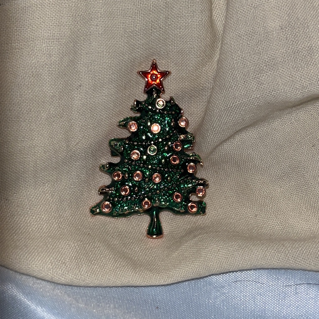 Christmas Fashion Pin Of A Christmas Tree Classic & Super Cute Brooch